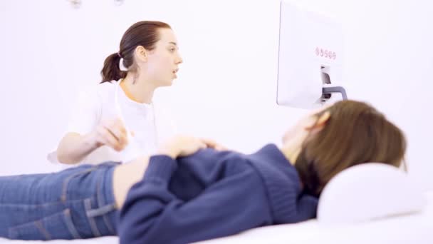 Zpomalené Video Kterém Doktorka Provádí Ultrazvuk Ženy Klinice — Stock video