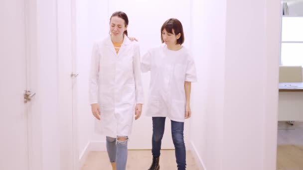 Kadın Bir Doktorun Ağlayışını Gösteren Yavaş Çekim Videosu Klinikteki Arkadaşından — Stok video