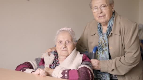两名老年妇女在疗养院一起看着相机的慢镜头 — 图库视频影像