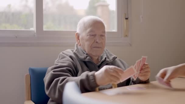 Медленное Видео Пожилой Человек Сортирует Свои Карты Готовый Играть Пожилом — стоковое видео