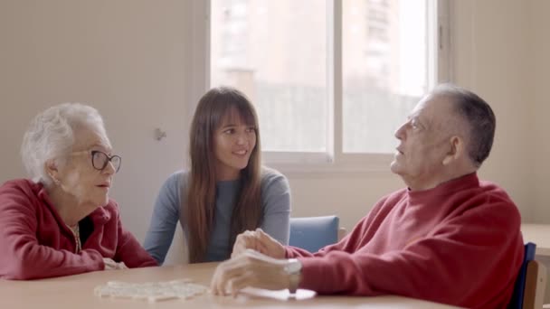 Vídeo Câmera Lenta Avô Conversando Com Família Durante Uma Visita — Vídeo de Stock
