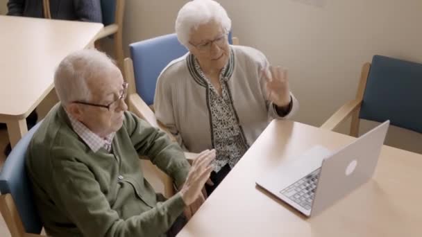 在养老院的视频通话中老年人挥手的慢动作视频 — 图库视频影像