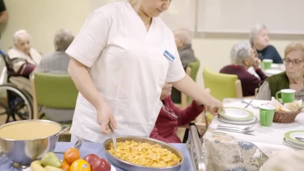 Video Rallentatore Cuoco Che Serve Pasta Agli Anziani Seduto Nella — Video Stock