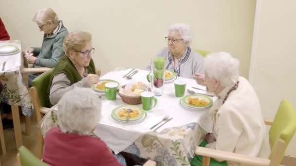 Vídeo Cámara Lenta Con Vista Superior Personas Comiendo Hogar Ancianos — Vídeo de stock