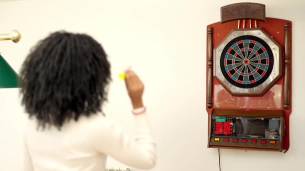 Vídeo Câmera Lenta Visão Traseira Uma Mulher Africana Jogando Dardos — Vídeo de Stock