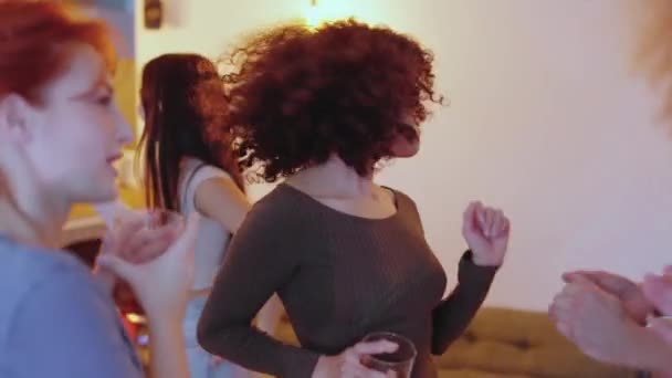 ホームパーティーの夜に踊ったり飲んだりする多民族の友人のスローモーションビデオ — ストック動画