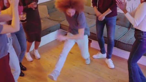 Vídeo Cámara Lenta Hombre Animado Bailando Break Con Amigos Una — Vídeos de Stock