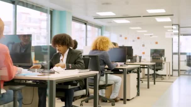Masalarda Bilgisayarlarla Çalışan Çok Irklı Genç Arkadaşlarının Yatay Yavaş Çekim — Stok video