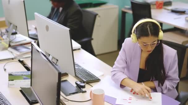 Vídeo Horizontal Cámara Lenta Una Mujer Concentrada Trabajando Papeleo Coworking — Vídeos de Stock