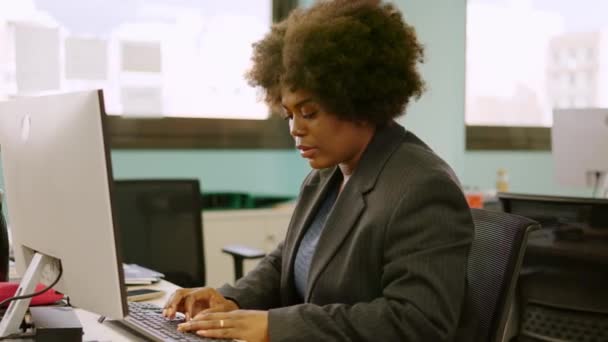 Vídeo Horizontal Cámara Lenta Una Mujer Afro Concentrada Que Trabaja — Vídeo de stock