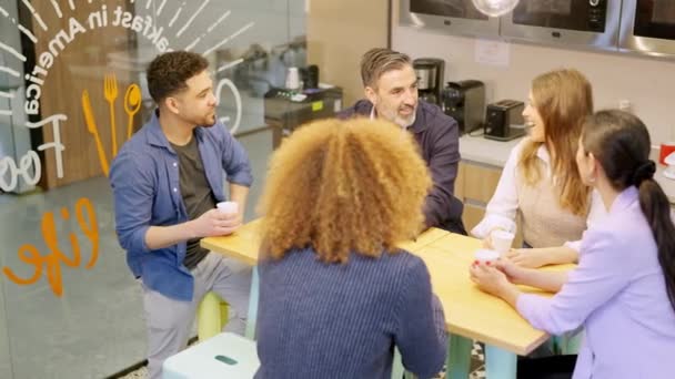 一组工人在同事间喝咖啡休息时聊天的水平慢动作视频 — 图库视频影像