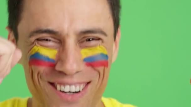 在演播室里放映了一个人的特写 他的脸上挂着科洛曼语的旗帜 支持科洛曼语团队 — 图库视频影像