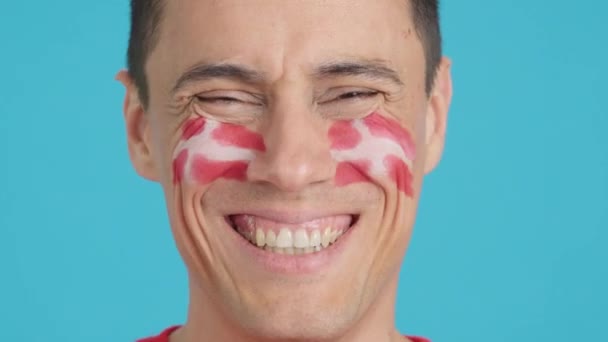 Video Studiu Chromou Zblízka Muže Dánskou Vlajkou Namalovanou Tváři Usmívající — Stock video