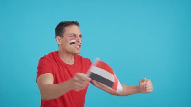 Stüdyoda Mısır Tezahürat Yapan Bir Adamın Krom Renkli Videosu Var — Stok video