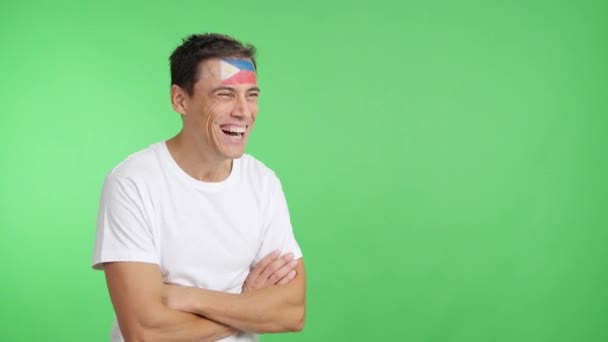Видео Студии Хромой Счастливого Человека Нарисованным Лице Филиппинским Флагом Смотрящего — стоковое видео
