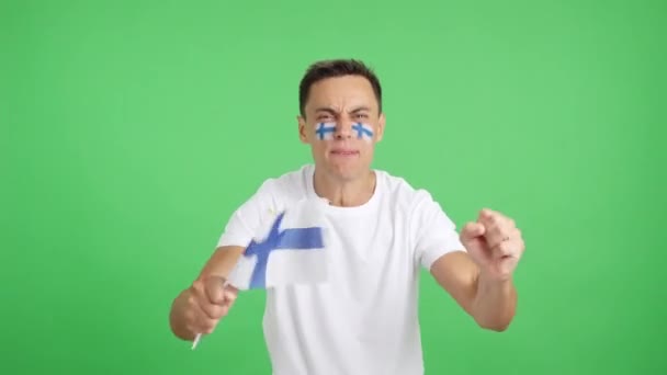 Βίντεο Στούντιο Chroma Ενός Άνδρα Πάθος Επευφημίες Για Φινλανδία Ουρλιάζοντας — Αρχείο Βίντεο