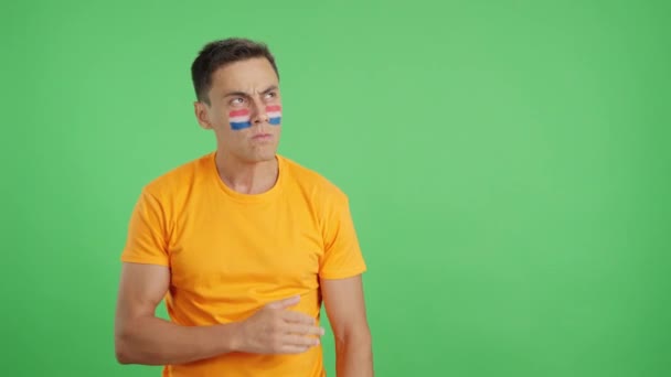 Видео Студии Хромой Человека Слушающего Национальный Гимн Голландии Торжественностью — стоковое видео