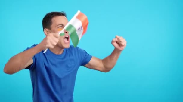 演播室里的录像 彩色的印度支持者尖叫着 挥动着国旗 无声无息地望着复制的空间 — 图库视频影像