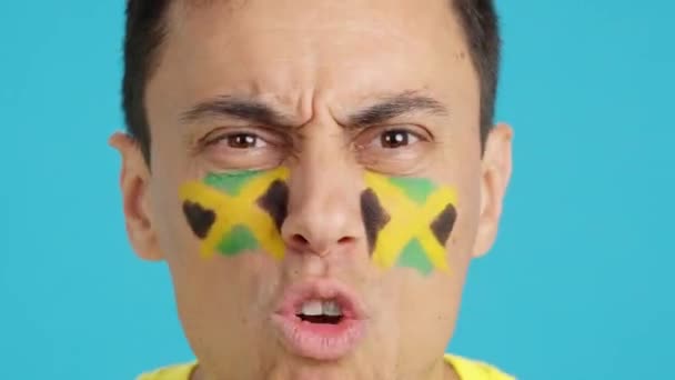 Hombre Con Bandera Nacional Jamaicana Molesto Con Árbitro — Vídeos de Stock
