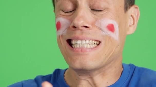 Закрыть Видео Студии Хромой Нервного Человека Нарисованным Лице Флагом Поддерживающего — стоковое видео