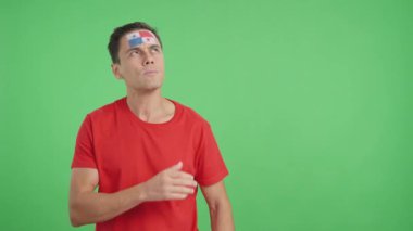 Stüdyoda, Panama milli marşını dinleyen bir adamın renkli videosu.