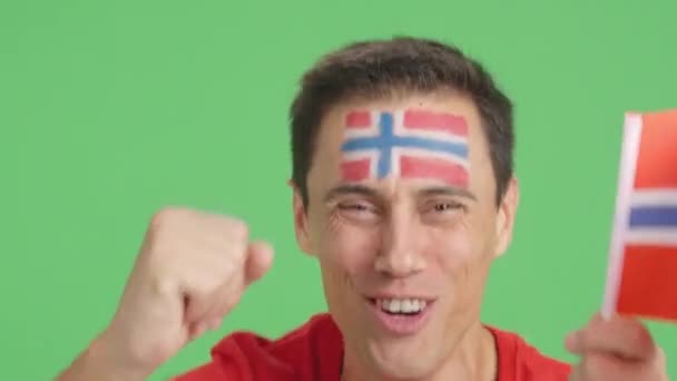 Video Studio Med Kroma Närbild Man Med Norsk Flagga Målad — Stockvideo
