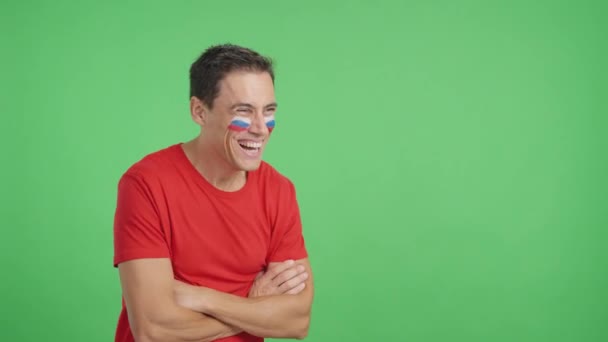 Video Estudio Con Croma Hombre Feliz Con Bandera Rusa Pintado — Vídeos de Stock