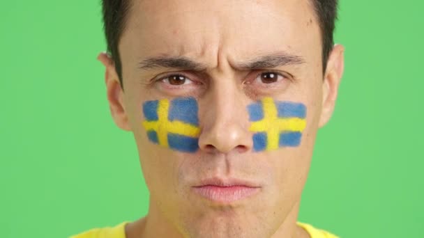 Видео Студии Хромой Крупным Планом Серьезного Человека Шведским Флагом Нарисованным — стоковое видео