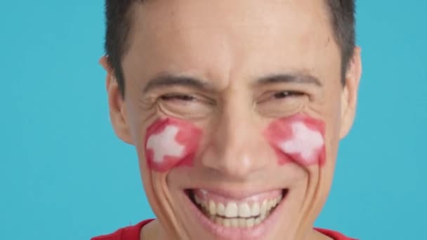 Video Studiu Chromou Zblízka Muže Švýcarskou Vlajkou Namalovanou Tváři Usmívající — Stock video