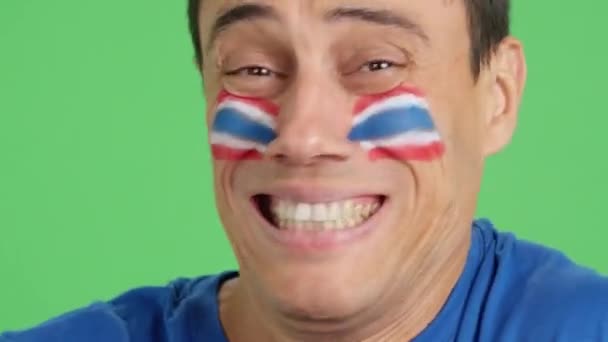 Закрыть Видео Студии Хромой Нервного Человека Тайским Флагом Лице Поддерживающего — стоковое видео