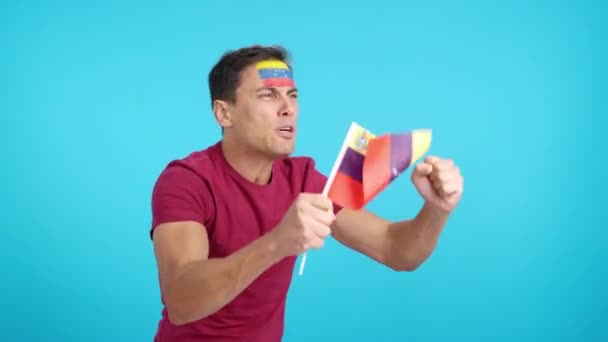 Vídeo Estúdio Com Croma Homem Desviando Olhar Acenando Uma Bandeira — Vídeo de Stock