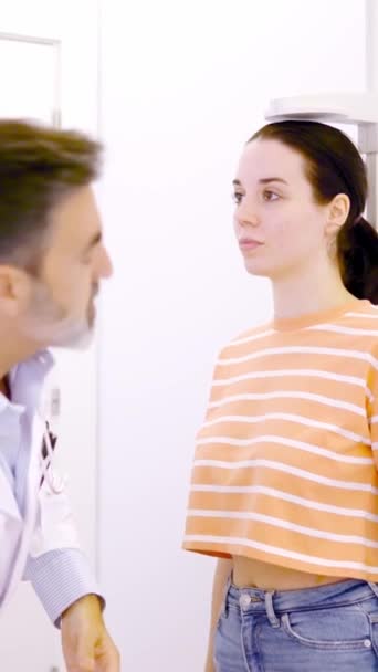 Yetişkin Bir Erkek Doktorun Klinikte Kadın Bir Hastaya Yardım Ederken — Stok video