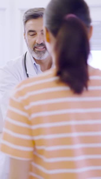 慢镜头 一个女人走进诊所 坐在那里问候医生 然后开始解释诊所里的症状 — 图库视频影像