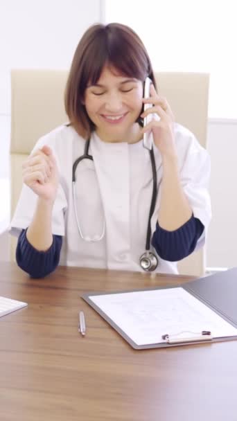 Vidéo Ralenti Une Femme Médecin Parlant Téléphone Célébrant Une Procédure — Video