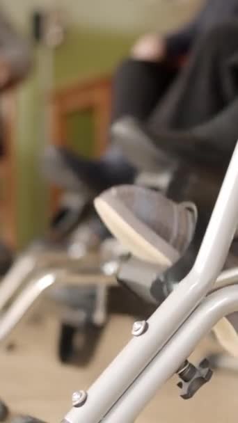 介護施設に座っているシニアの人々の足のクローズアップのスローモーションビデオ — ストック動画