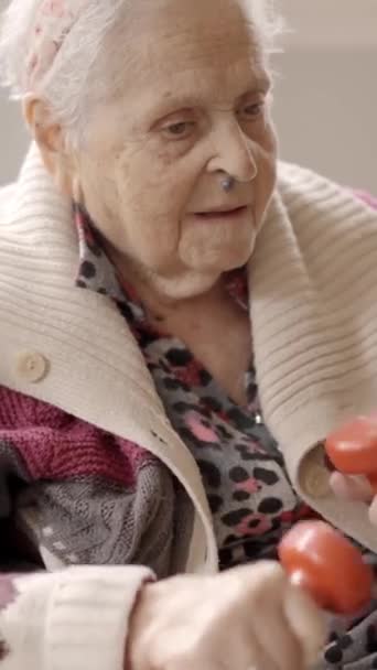 Lassú Mozgású Videó Egy Idős Nőről Aki Súlyzókkal Gyakorol Egy — Stock videók