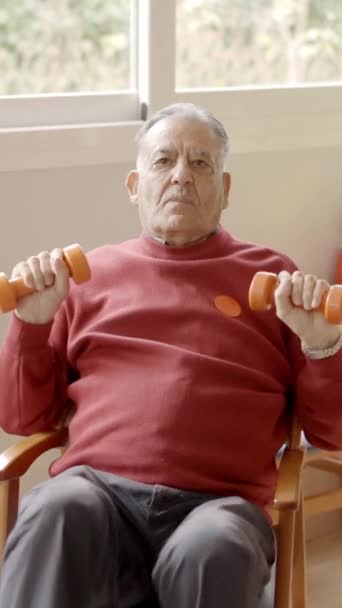 老人ホームで困難なダンベルを持ち上げた老人によるスローモーションビデオ — ストック動画