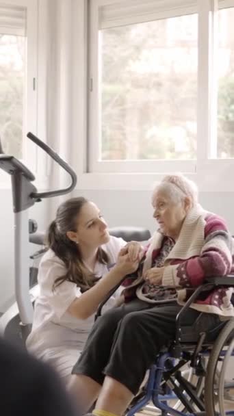 Zpomalené Video Kterém Doktorka Pozorně Poslouchá Starou Ženu Pečovatelském Domě — Stock video