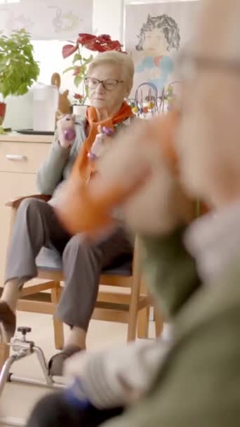 Видео Медленного Движения Группы Пожилых Мужчин Женщин Занимающихся Доме Престарелых — стоковое видео