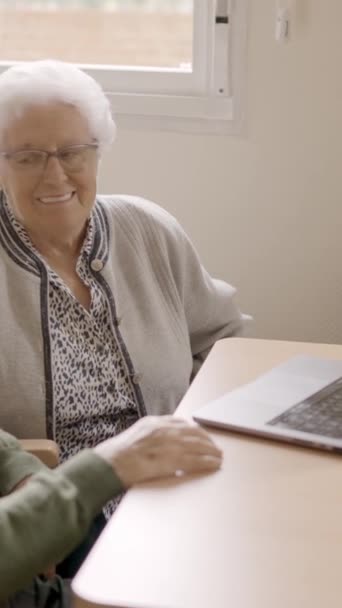 Медленное Видео Двое Пожилых Людей Наслаждаются Видеозвонком Помощью Ноутбука Гериатрии — стоковое видео