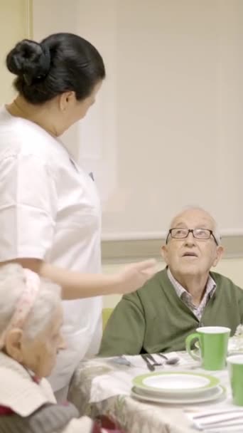 スローモーションビデオ 老人の笑顔と看護施設の料理人に話す — ストック動画