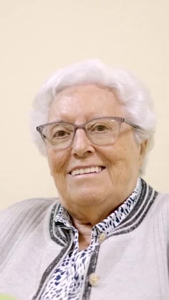 Video Rallentatore Una Donna Anziana Sorridente Che Guarda Telecamera Seduta — Video Stock
