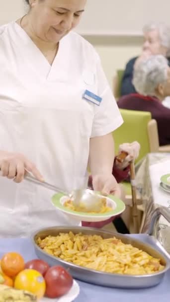 가정의 식당에서 음식을 제공하는 파스타의 비디오 — 비디오