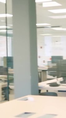 Boş bir ofisin dikey yavaş çekim videosu.