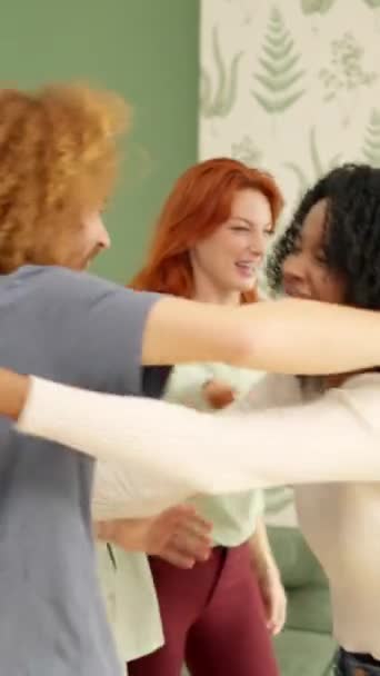 Video Rallentatore Felice Incontro Diversi Amici Che Abbracciano Casa — Video Stock