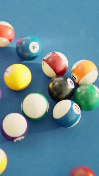 Spowolniony Film Wideo Zbliżenie Białej Piłki Uderzając Kulki Bilardowe Rozłożyć — Wideo stockowe