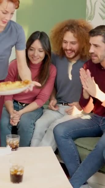 Lassú Mozgás Videó Barátok Otthon Örömmel Illata Pizza — Stock videók