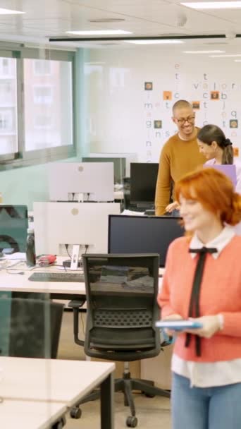 Медленное Видео Группы Разнообразных Коллег Прибывающих Офис — стоковое видео