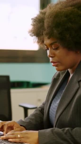 Vídeo Cámara Lenta Una Mujer Afro Concentrada Trabajando Con Computadora — Vídeo de stock