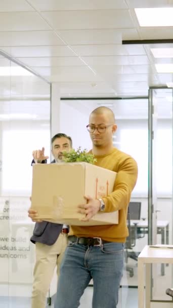 Bir Patronun Yavaş Çekim Videosu Çıkışı Eşyalarının Olduğu Bir Kutuyla — Stok video